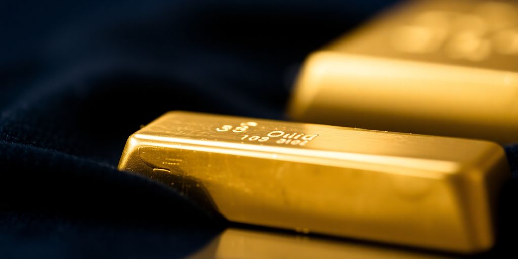 Lingot d'or sur un fond en velours noir.