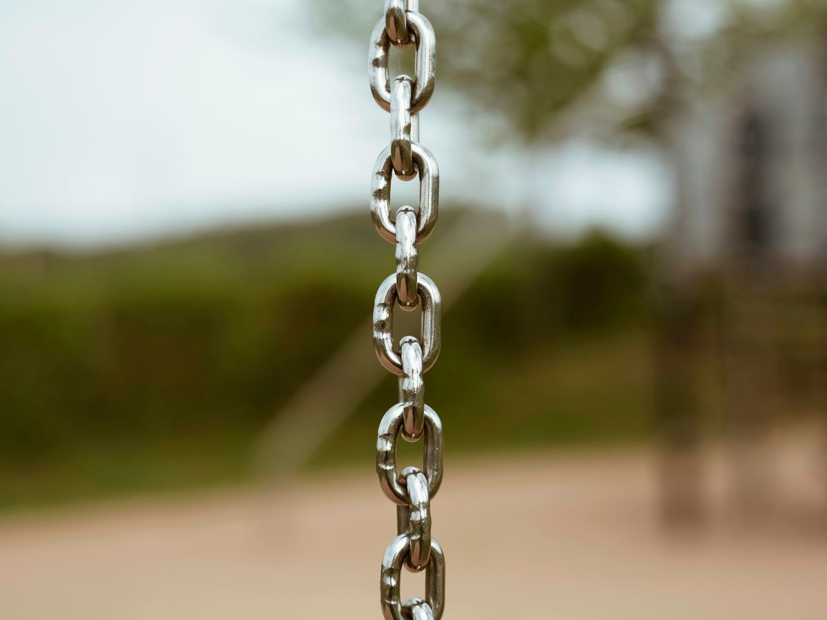 selective focus photography of silver-colored chain during daytime