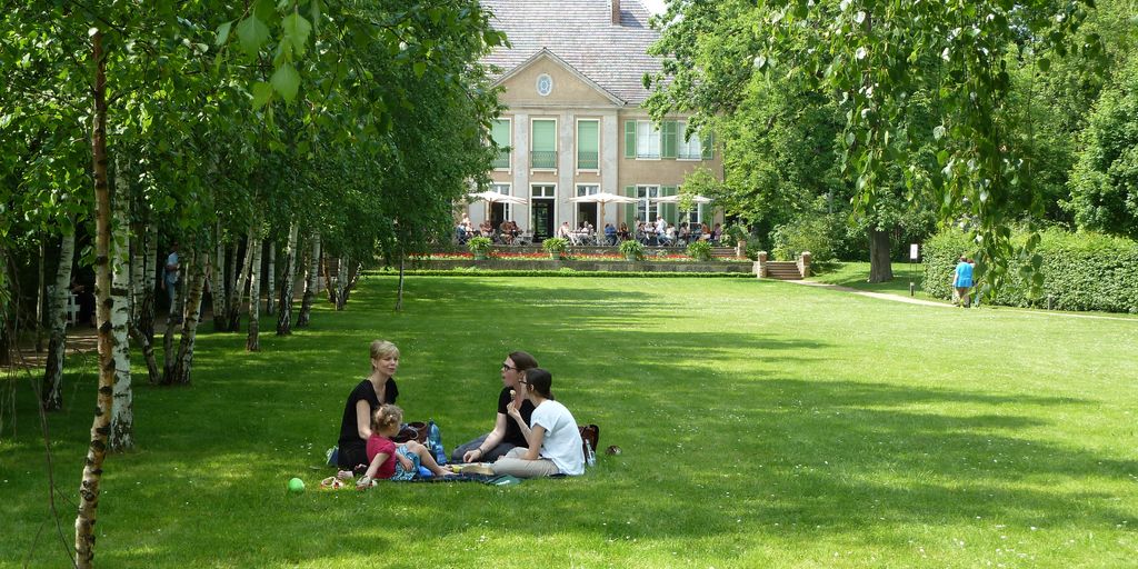 family enjoying a picnic at a farm near Huntsville