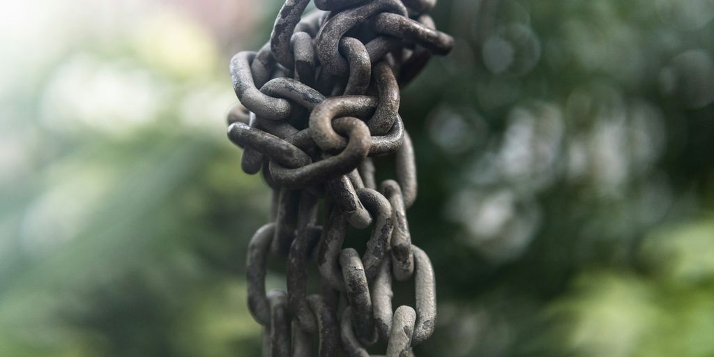 grey chain-link in selective-focus photography