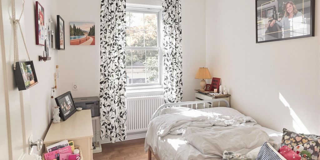 Bright rental room in Cambridge with cozy decor.