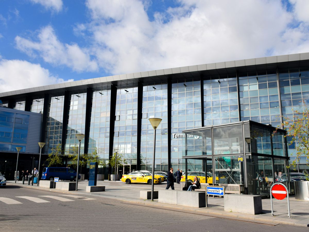 a large building with a lot of windows on the side of it
