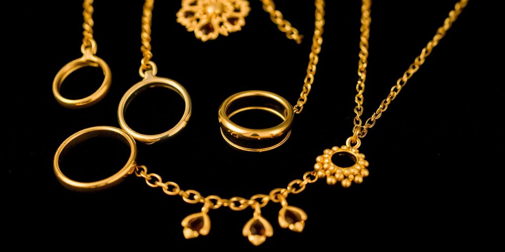 Bijoux en or sur un fond en velours noir.