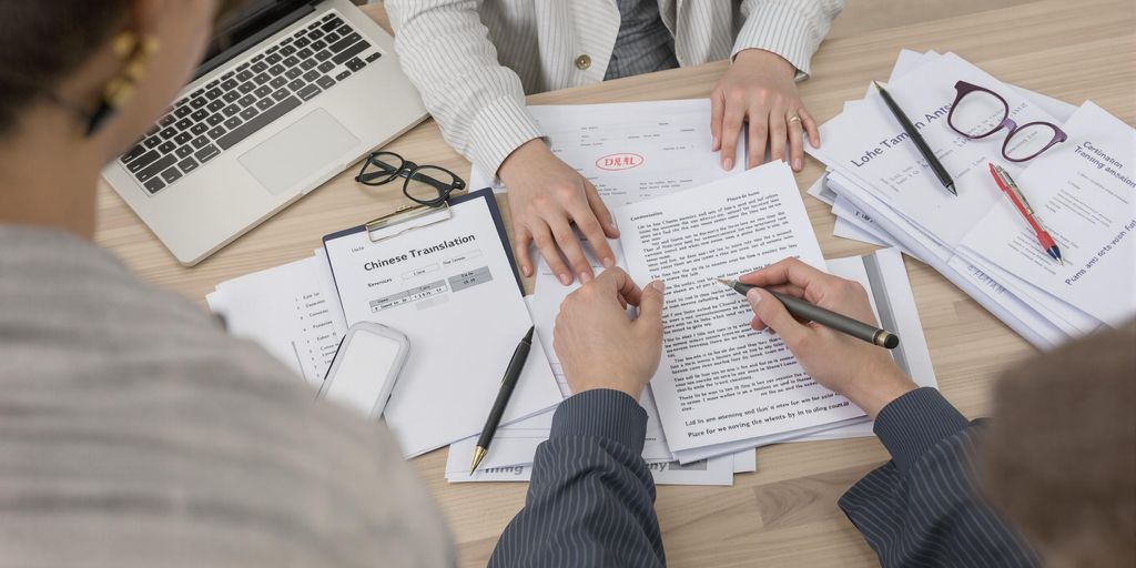 Çince yeminli tercüman ofisinde çalışıyor.