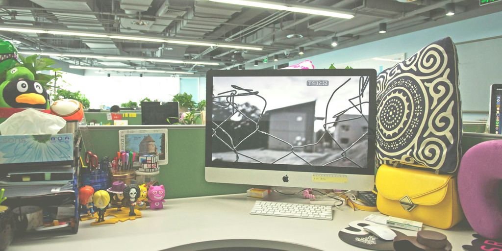 silver imac on white wooden desk