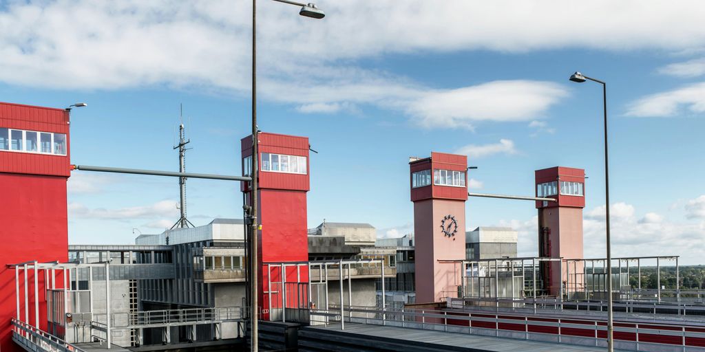 A bridge with a red building in the background - bitvavo erfahrung
