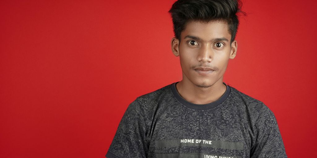 man in gray crew neck t-shirt