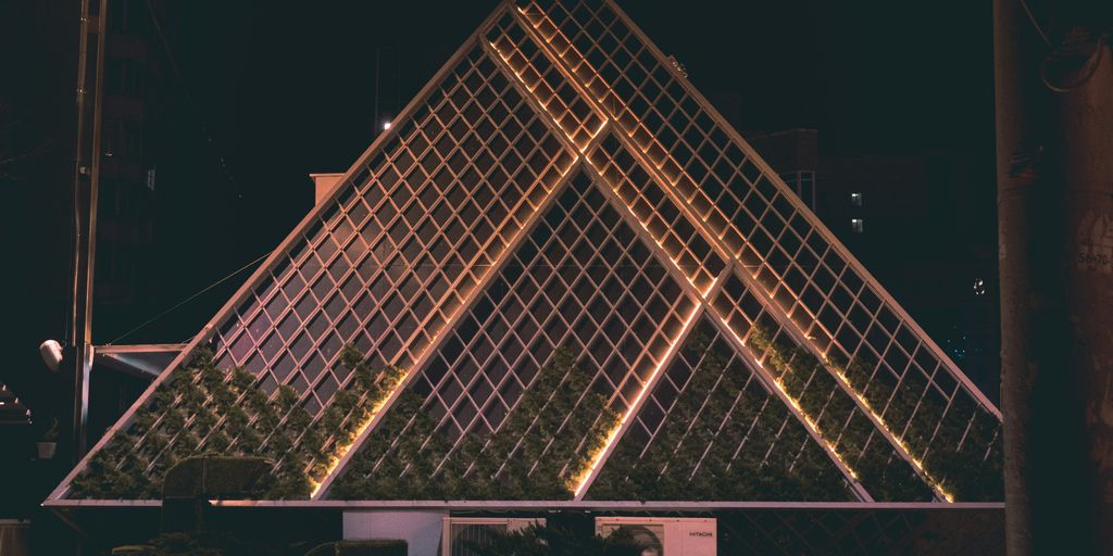 picture of Louvre Museum