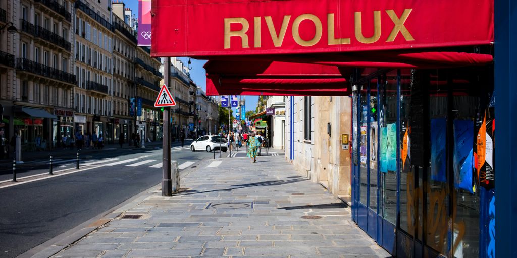 A cafe-bar in a parisian street.