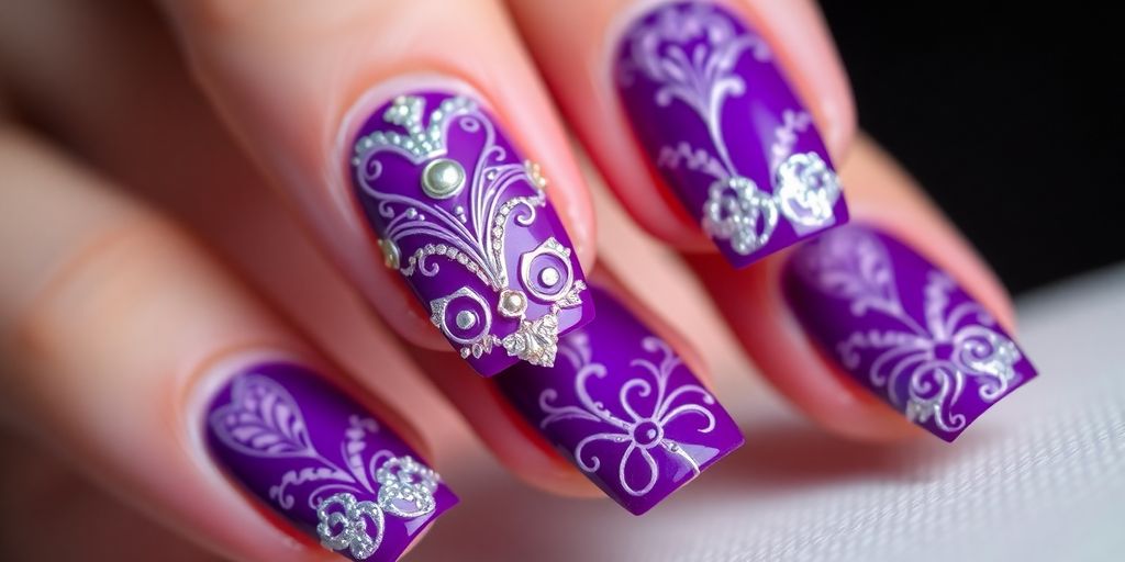 Unhas decoradas em roxo com designs elegantes.
