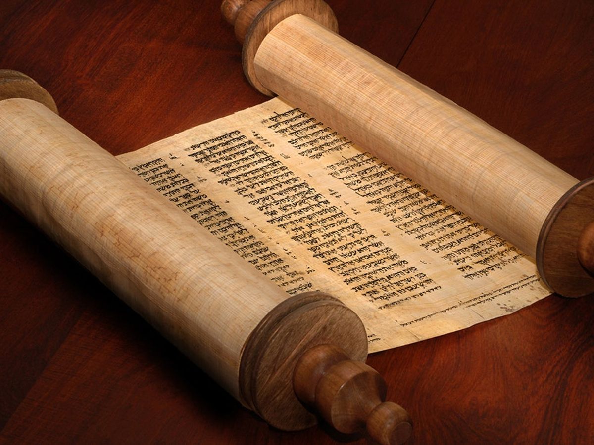 Biblia y pergaminos antiguos