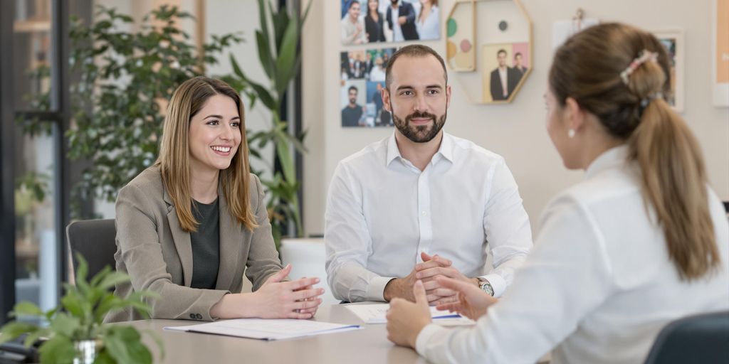Candidatos e entrevistadores em um ambiente profissional.