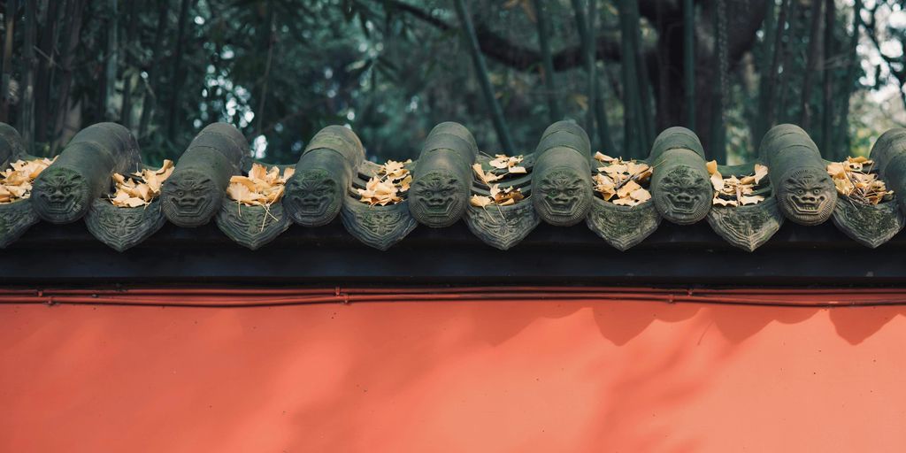 a close up of a roof with many heads on it