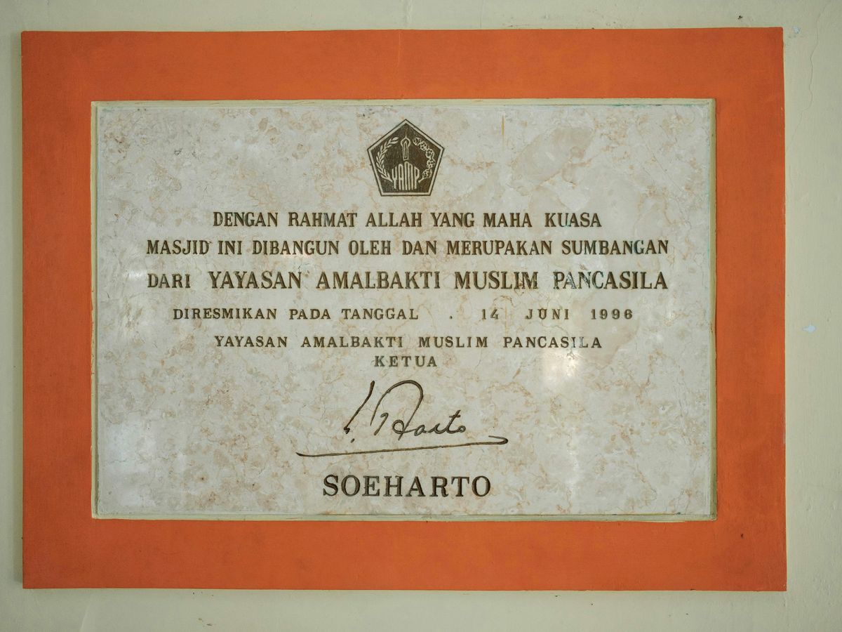 a plaque on the wall of a building
