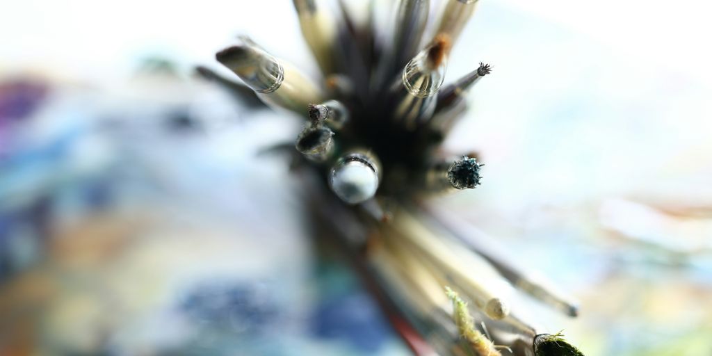 a close up of a bunch of paint brushes