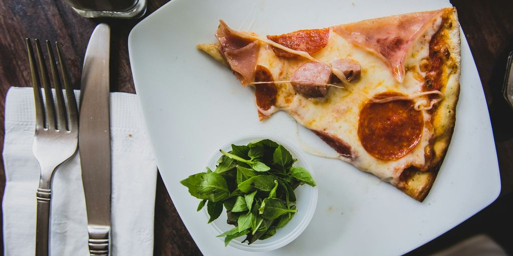 pizza de pepperoni fatiada no prato