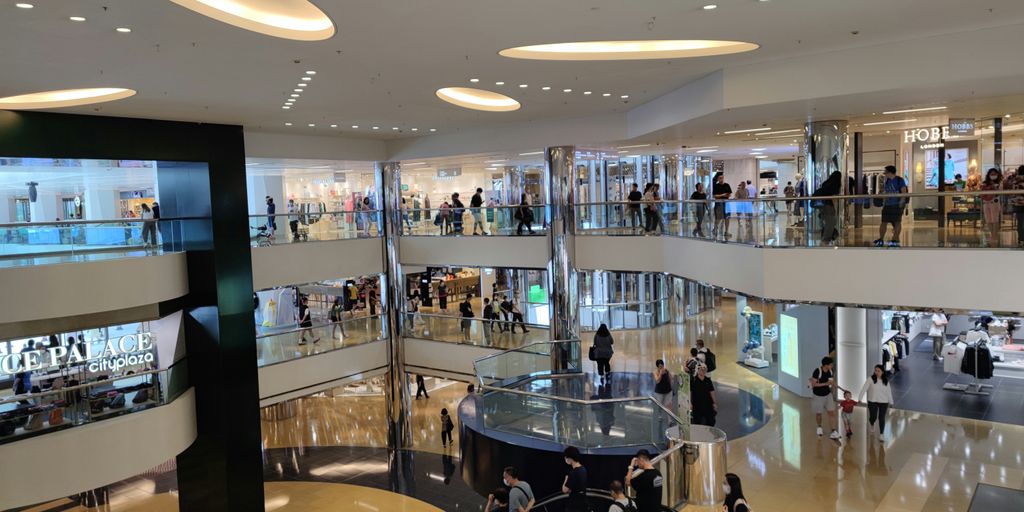 a mall filled with lots of people walking around