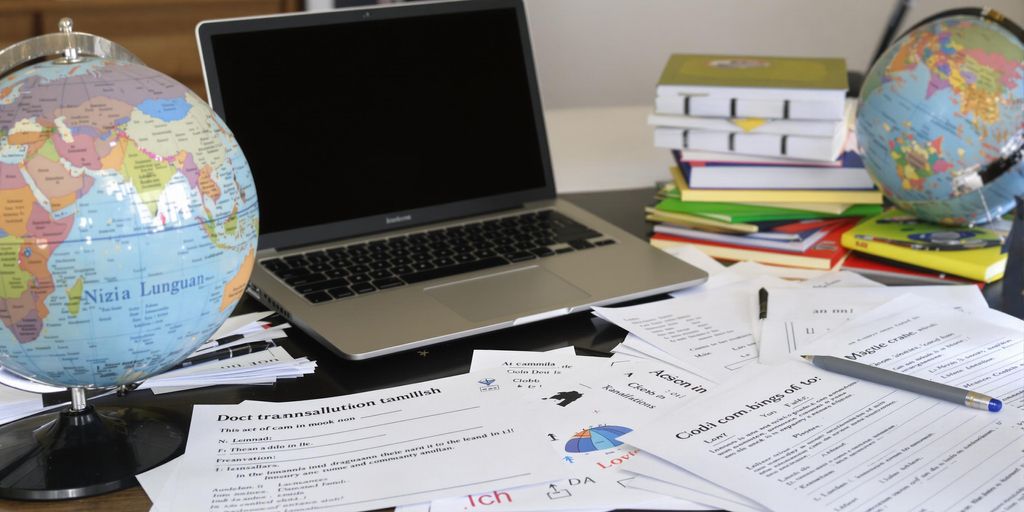 Okul belgeleri tercümesi için masa düzeni.