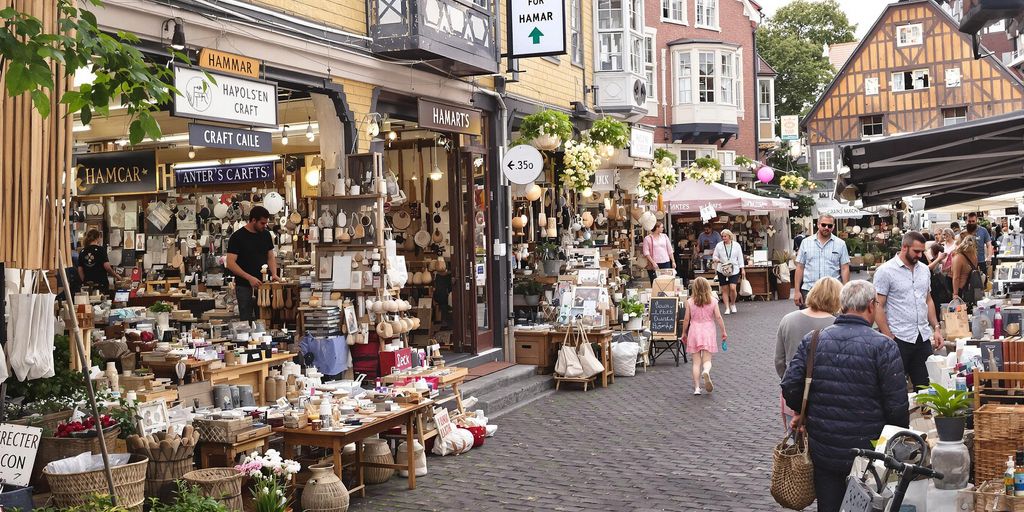 Hamar marked med håndverksprodukter og lokalsamfunn.
