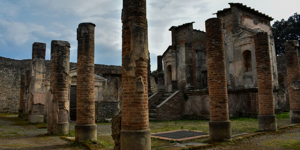 the ruins of a large building with a sky background