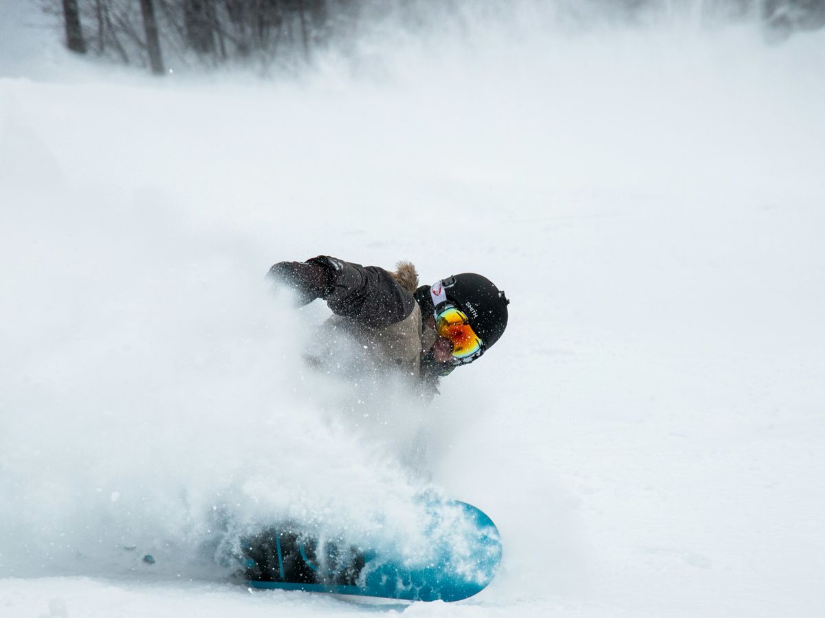man snowboarding at daytime