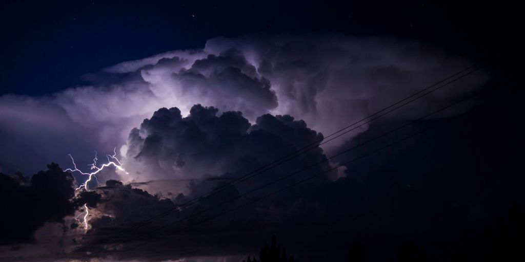 Single cell thunderstorm cloud 