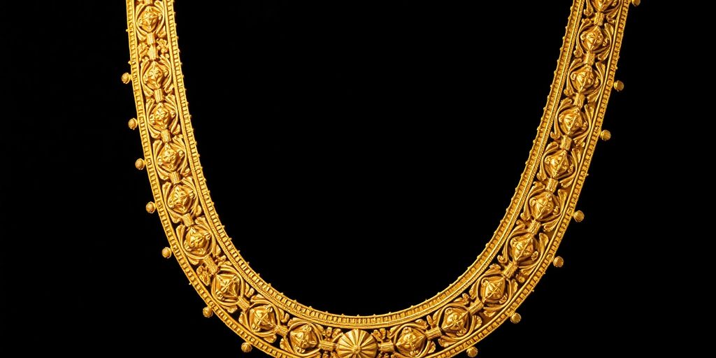 Collier grec en or avec des motifs détaillés.