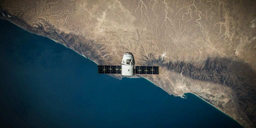 Um satélite espacial pairando acima da costa