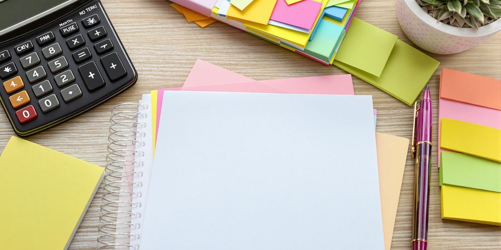 Espaço de trabalho organizado com calculadora e anotações.