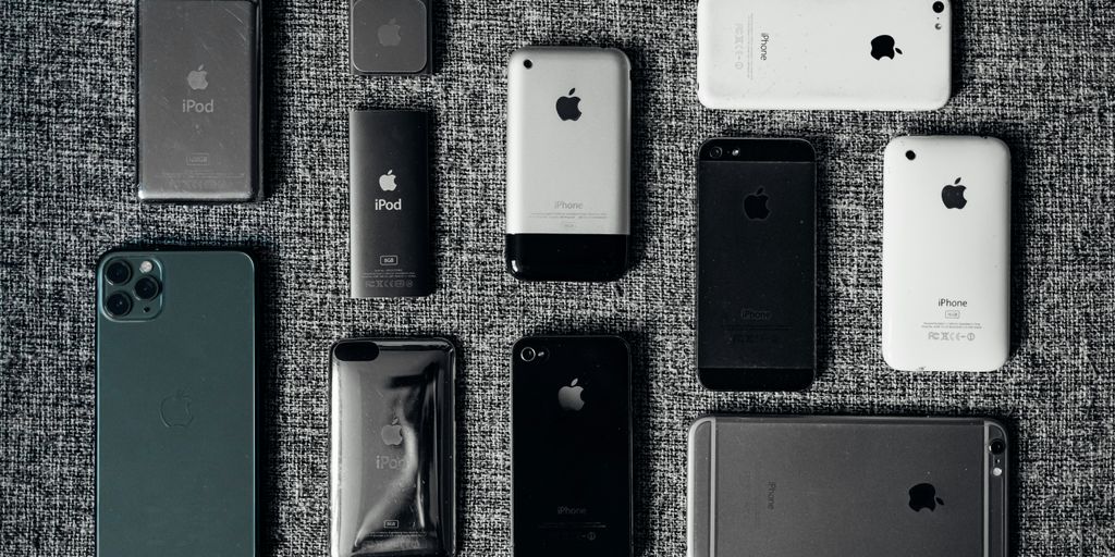 white iphone 5s and black iphone 5