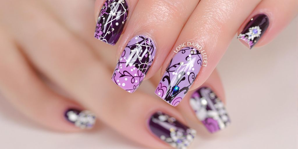 Unhas decoradas roxas elegantes e sofisticadas.